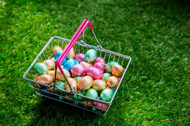 Color cioccolato uova di pasqua in un cestino del supermercato