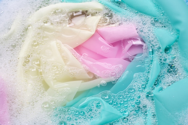 Фото Цветная одежда замачивается в стиральном порошке, растворяющем воду