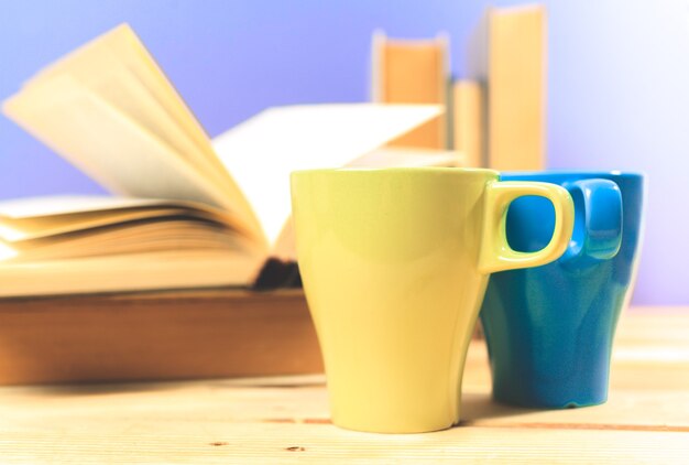 Photo color cup of tea with books on table