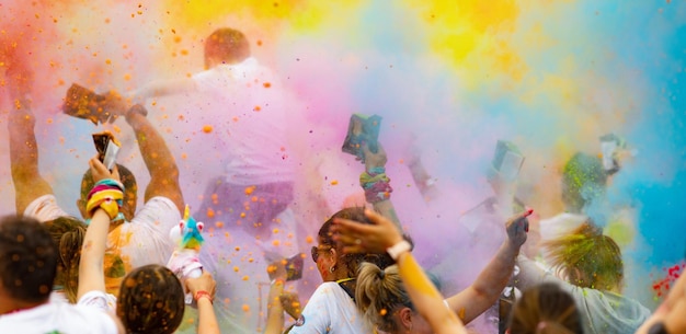 写真 街の群衆が祝うカラーフェスティバル