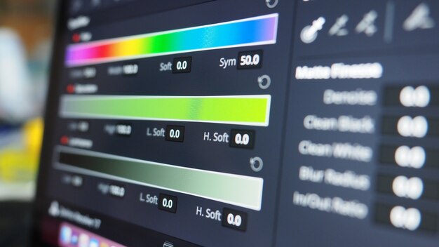 Grafico di gradazione del colore o indicatore di correzione del colore rgb sul monitor nel processo di post produzione.