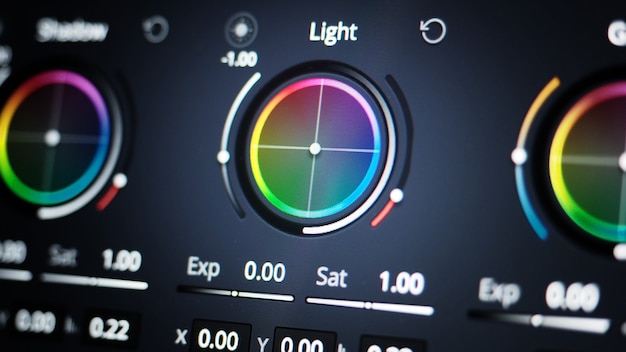 Strumenti di gradazione del colore o indicatore di correzione del colore rgb sul monitor nel processo di post produzione teleci