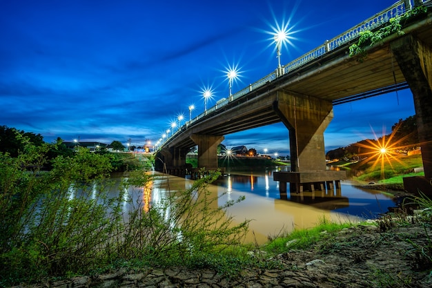 Цвет ночного светофора на дороге на мосту (Eka Thot Sa Root Bridge) в Пхитсанулоке, Таиланд.