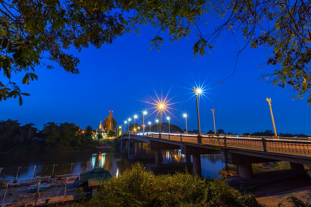 Il colore del semaforo di notte sulla strada sul ponte