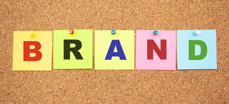 ボードにピン留めされた文字付きのカラー ノート Word BRAND