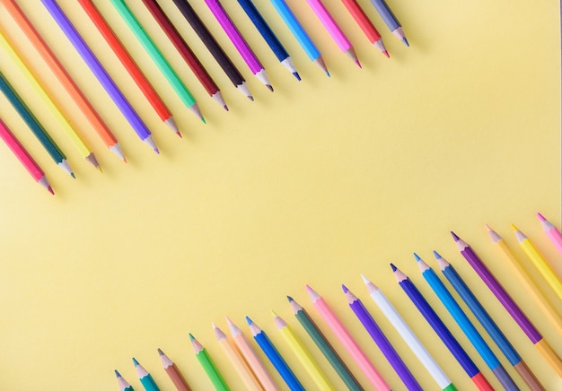 Цветной карандаш для образования, концепция «Обратно в школу» с копией пространства