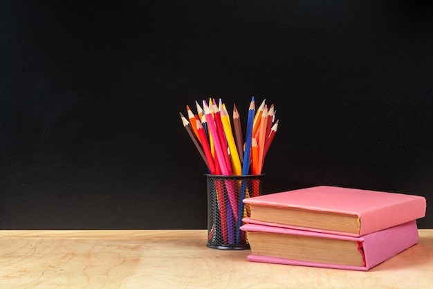 Фото Цветной карандаш в чашке на деревянный стол