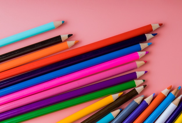 ピンクの背景、教育アートコンセプトに分離された色鉛筆。
