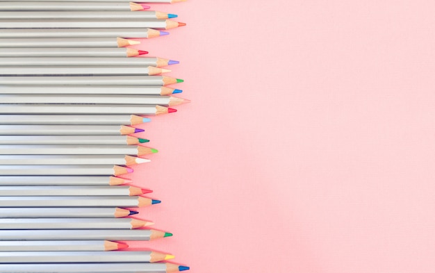 Foto colori la matita con lo spazio della copia su fondo rosa, concetto della struttura di istruzione.