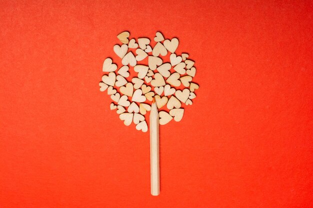 愛の概念として木製のハートの形に色鉛筆