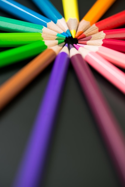 写真 円形に並べられた色鉛筆