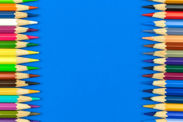 컬러 연필 테두리 배경, 날카로운 학교 색상 pecnils 양면 테두리 구성, 복사 공간, 상위 뷰 사진