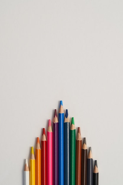 写真 分離された色鉛筆。リーダーシップビジネスコンセプト