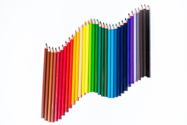 Цветные карандаши, изолированные на белом фоне. Крупным планом.