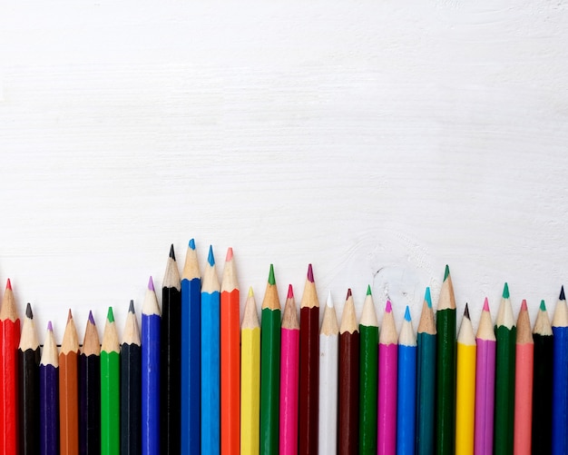 Цветные карандаши, изолированных на белом фоне.