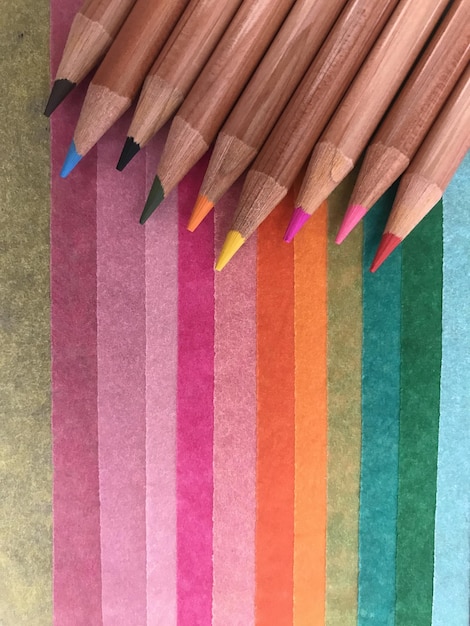 Photo color_pencils_on_a_background_of_multicoloured_tis