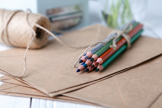 Фото Цветные карандаши на крафт-бумаге