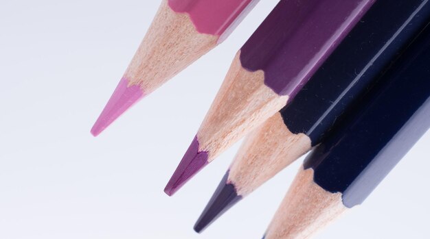 白地にさまざまな色の色鉛筆