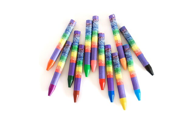 Foto matite colorate su sfondo bianco