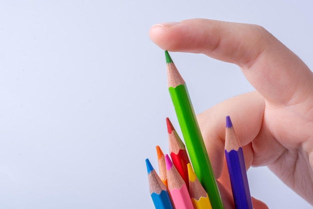 цветные карандаши на белом фоне