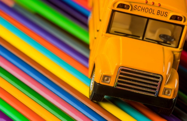 노란색 스쿨 버스 학 용품에 색 연필