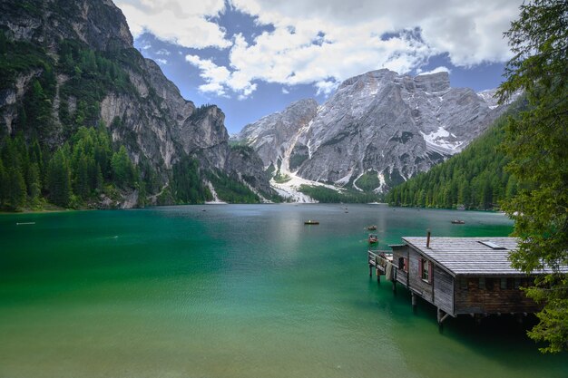 Foto il colore di questo lago alpino è fantastico .