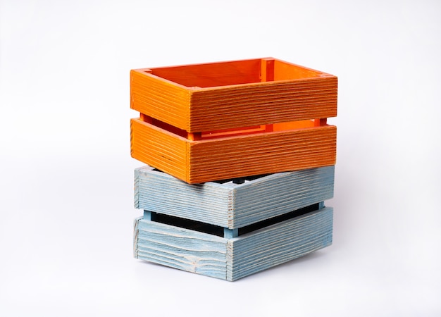 Цветные деревянные ящики, изолированные на белом