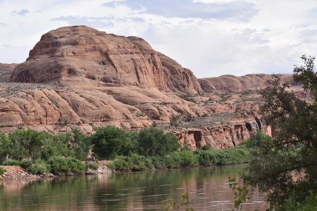Colorado rivier door rotsachtige berg tegen de lucht