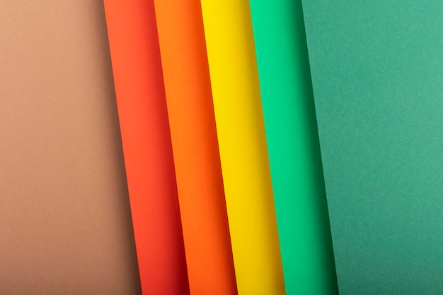 折り畳まれた紙素材からの色付きの背景トップ ビュー フラット レイアウト