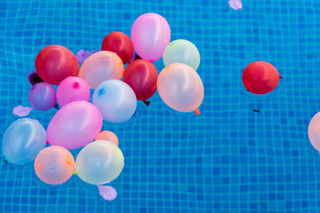 Фото Цветные шарики внутри бассейна