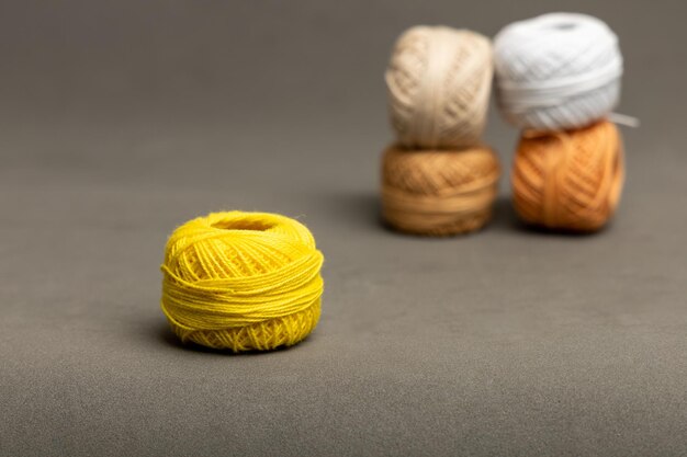 Foto palle colorate di filo da crochet su uno sfondo grigio