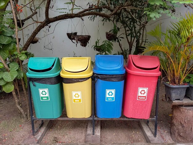 Colored bins for selective garbage collection