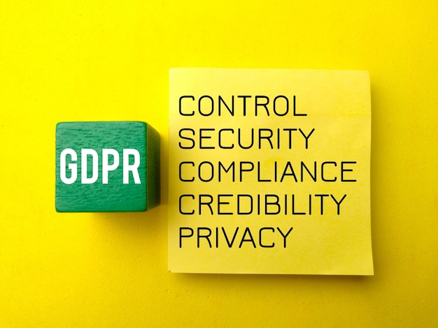 GDPR という言葉が書かれた色付きのブロックと付箋 GDPR の概念