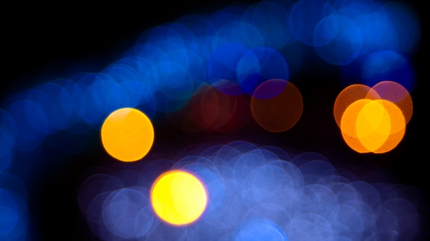 Фото Цветное размытое боке. абстрактный фон из включенных праздничных гирлянд. красочные размытие лампочки