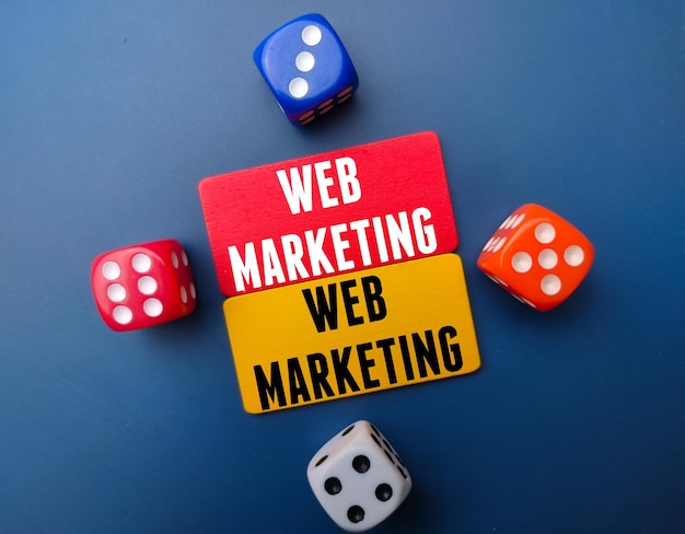 WEB MARKETING 비즈니스 개념이라는 단어가 포함된 컬러 보드 및 주사위