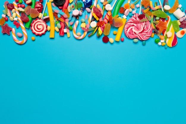 Фото Разноцветные конфеты на синем фоне