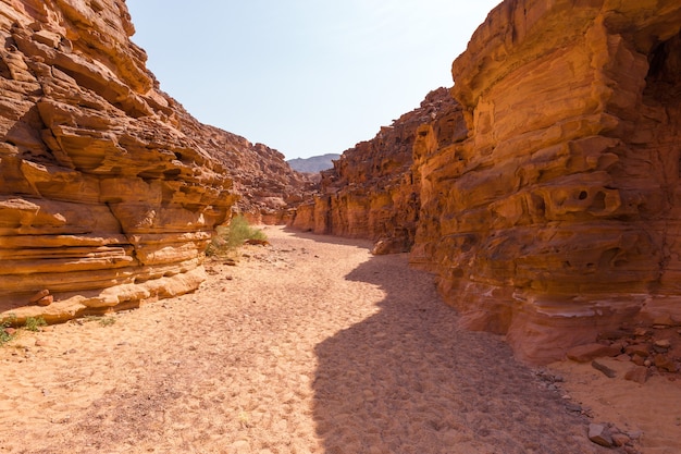 Colored Canyon is een rotsformatie op het schiereiland Zuid-Sinaï (Egypte). Woestijnrotsen van veelkleurige zandsteenachtergrond.