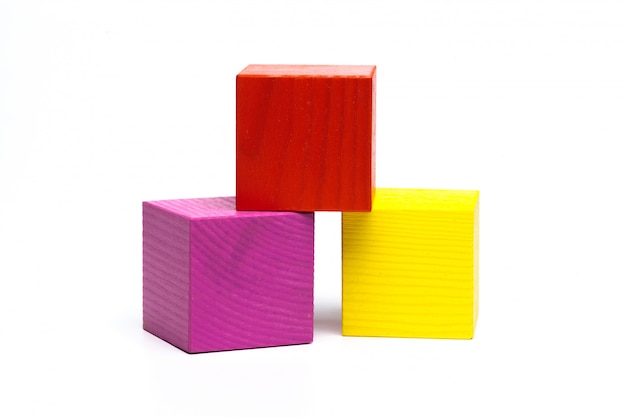 Фото Цветные детские кубики на белом изолированные