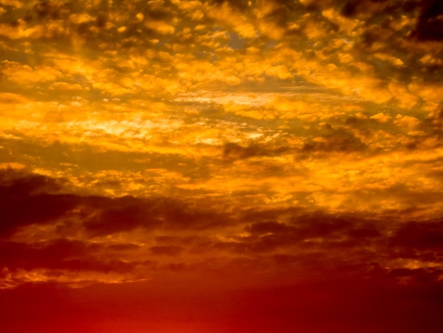 写真 夕暮れ の 色彩 の ある 雲