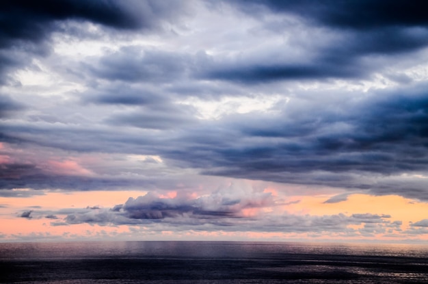 日没時の色付きの雲