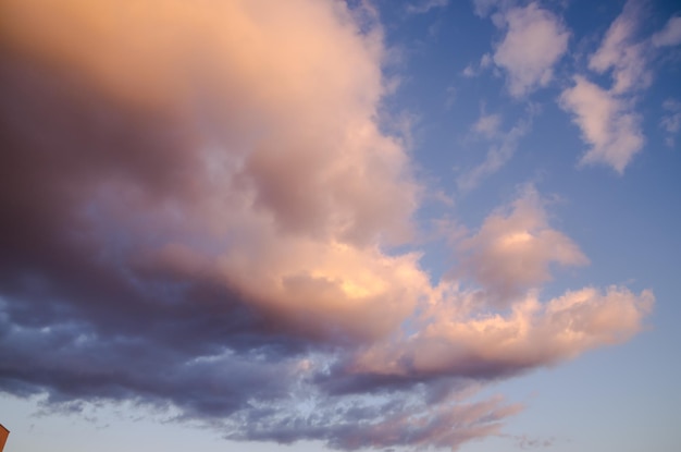 日没時の色付きの雲