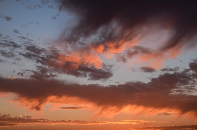 日没時の色付きの雲