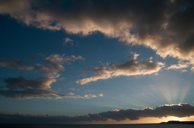 日没時の色付きの雲