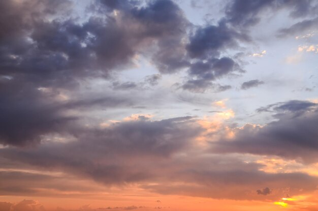 日没時の色付きの雲