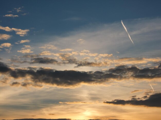 夕暮れ の 色彩 の ある 雲