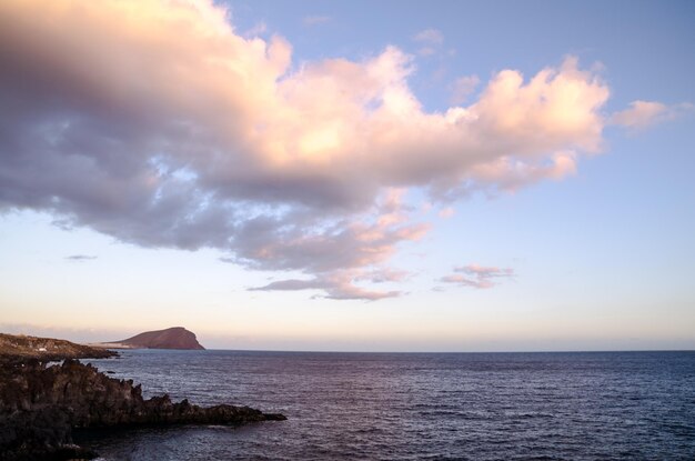 日没時の色付きの雲