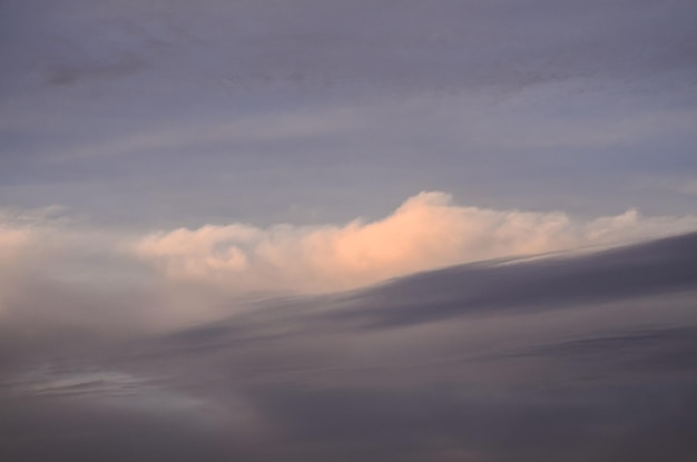 日没時の色付きの雲