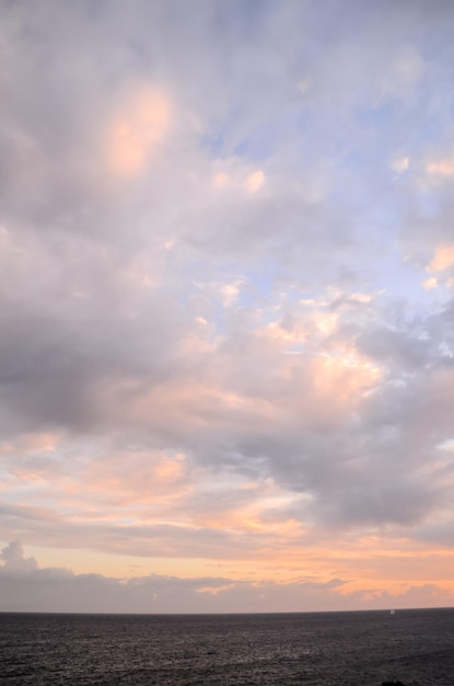 日没時の色付きの雲