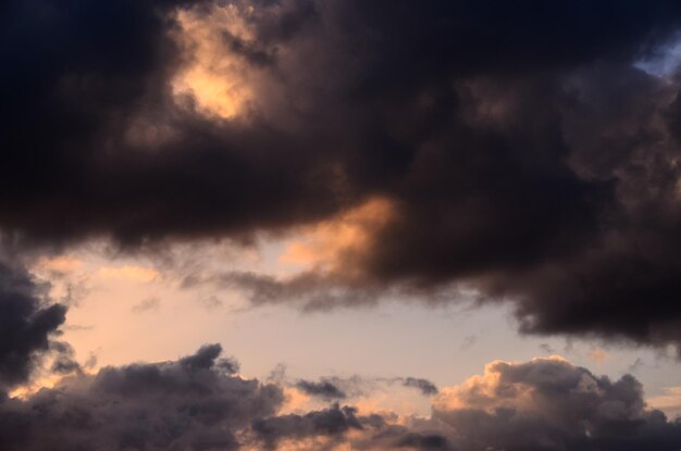 日没時の色付きの雲