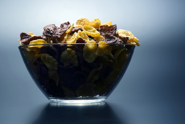 Photo colored corn flakes in a bowl